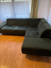 Abbildung: Dunkelgrünes Sofa