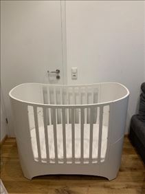 Abbildung: Babybett mit Erweiterung für Kleinkindbett