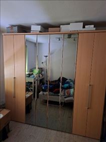 Abbildung: Kleiderschrank mit viel Stauraum 