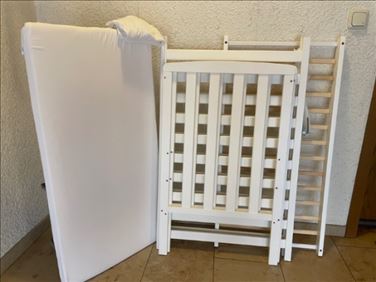 Abbildung: Babybett 100x50 cm weiß mit Matratze