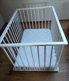 Abbildung: Kleiner Laufstall mit Liegefläche ca 0,70 x 0,95 cm