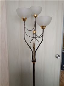 Abbildung: Stehlampe und dazugehörige Hängelampe 