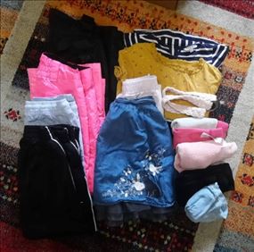 Abbildung: Kleider Paket für Mädchen 122-128