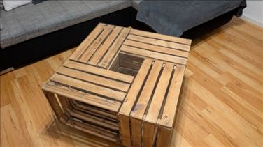 Abbildung: Couch mit Stauraumhocker und einem Glastisch (selbstgebaut )