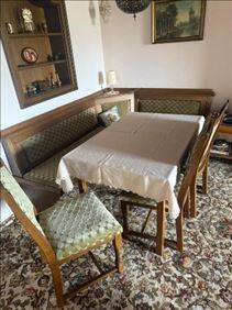 Abbildung: Eckbank mit Tisch und Stühlen