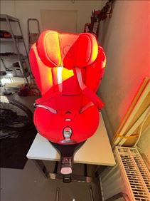 Abbildung: Kindersitz      Zulassung: i-Size 45 cm bis 105 cm ( 18 kg)