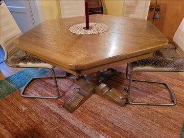 Abbildung: Esszimmertisch