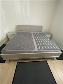 Abbildung: Doppelbett mit Nachttische, Lattenrosten und Matratzen 