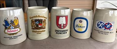 Abbildung: Fünf Bierkrüge