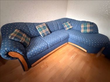 Abbildung: Sofa mit Ottomane und Sessel zu verschenken 