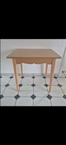 Abbildung: Holztische 