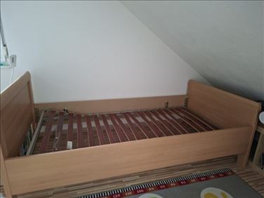 Abbildung: 2 Bettrahmen mit Nachttisch