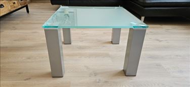 Abbildung: Couchtisch 60cm x 60cm x 38cm (LxBxH)